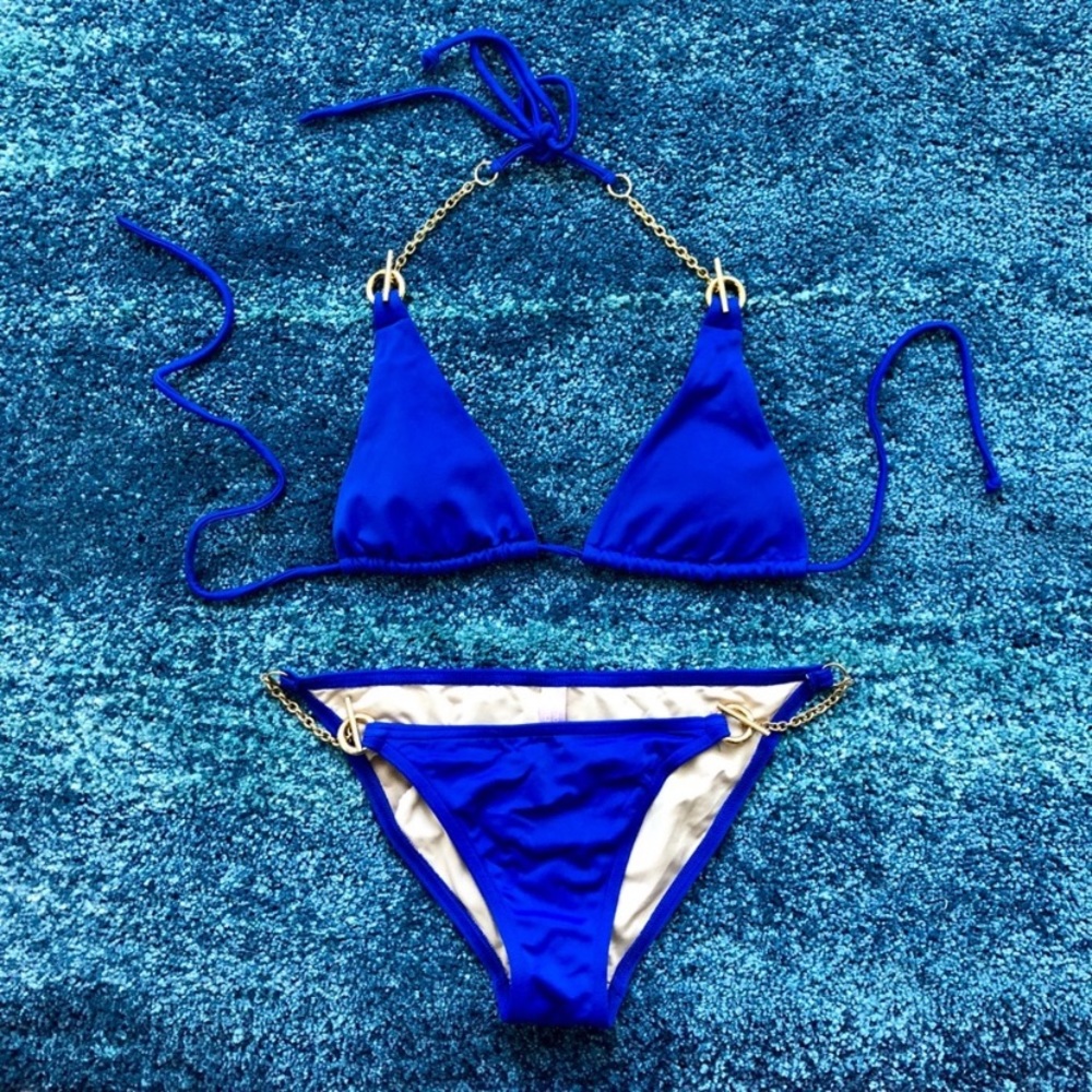 Bikini with gold chain detail!